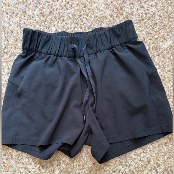 Lululemon On The Fly Short Woven 2.5" Black Womens 2 Activewear - Picture 1 of 5